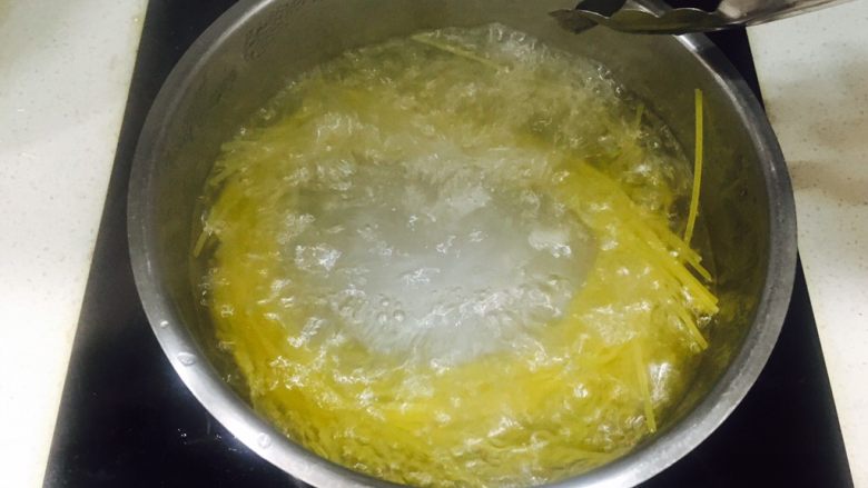 经典奶油培根面,要把意面全部放入水中,适当搅拌以防粘连,煮大约七分钟左右。