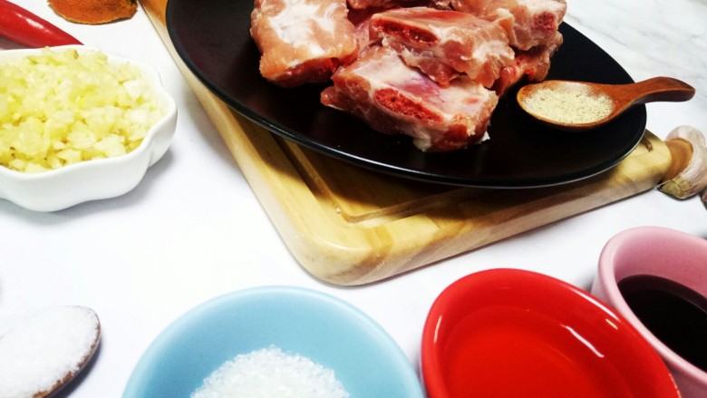 蒜香排骨,<a style='color:red;display:inline-block;' href='/shicai/ 434'>排骨</a>洗净之后用清水浸泡30分钟,去除血水,洗干净后用厨房纸吸干水分备用。