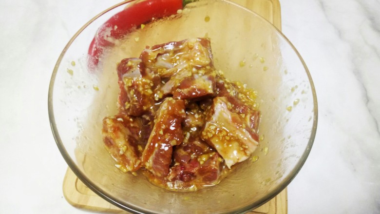 蒜香排骨,腌制好的排骨,用小汤勺子,刮去上面的蒜蓉,因为炸的时候容易糊。