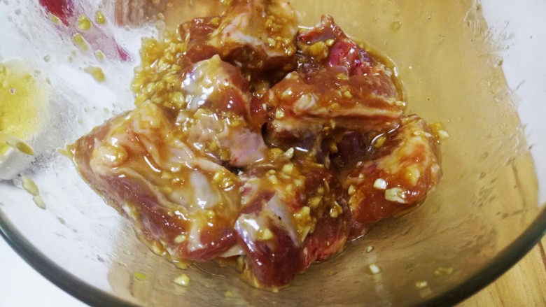 蒜香排骨,腌制排骨很重要❗先给一半蒜蓉,盐,白糖,酱油,淀粉,胡椒粉,蚝油,料酒抓匀,后加淀粉,用手抓均匀。腌制最少2小时入味。