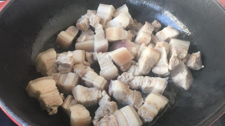 做年货 腊月二十三小年炖肉 五花肉炖大马哈鱼,锅热放入少许的油,放入五花肉煎制。