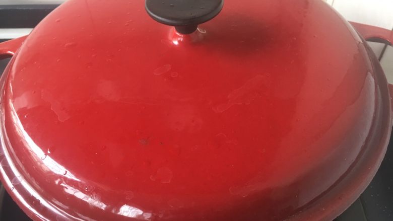 做年货 腊月二十三小年炖肉 五花肉炖大马哈鱼,盖上锅盖儿,小火炖30分钟左右。