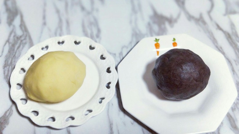 健康零食~可可双色饼干,盖上保鲜膜静止15分钟。