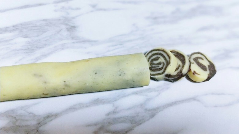健康零食~可可双色饼干,从冰箱取出,撕下保鲜膜,切片约0.3cm样子。