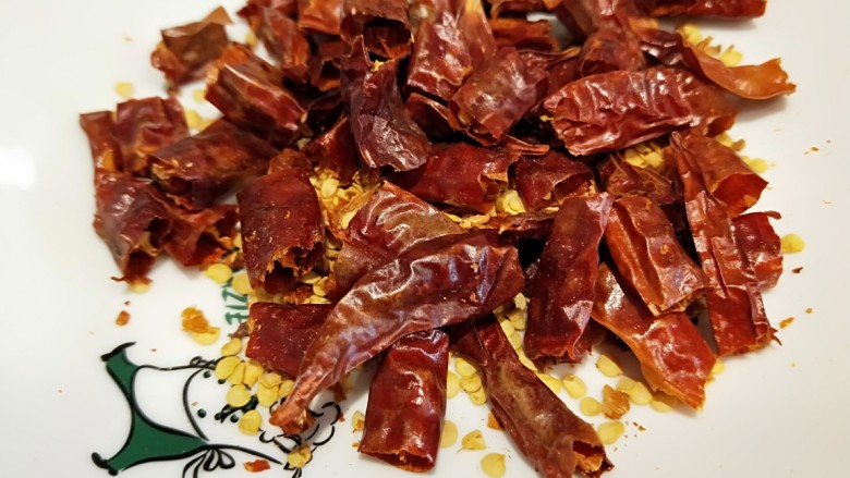 麻辣鸡丁,切成段。
