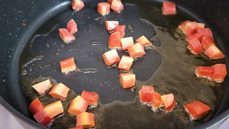 麻辣鸡丁,平底锅烧热倒入适量橄榄油炒熟胡萝卜成出。