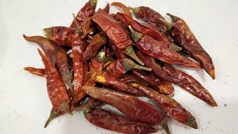 麻辣鸡丁,<a style='color:red;display:inline-block;' href='/shicai/ 86474'>干辣椒</a>一把洗干净控掉水分。