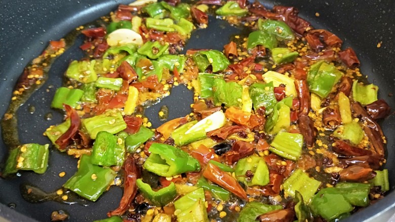麻辣鸡丁,翻炒均匀。