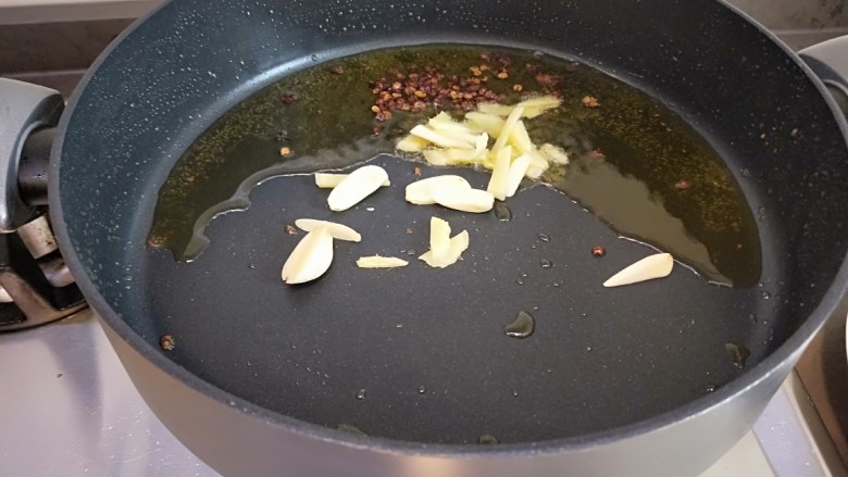 麻辣鸡丁,放入姜蒜炒香。