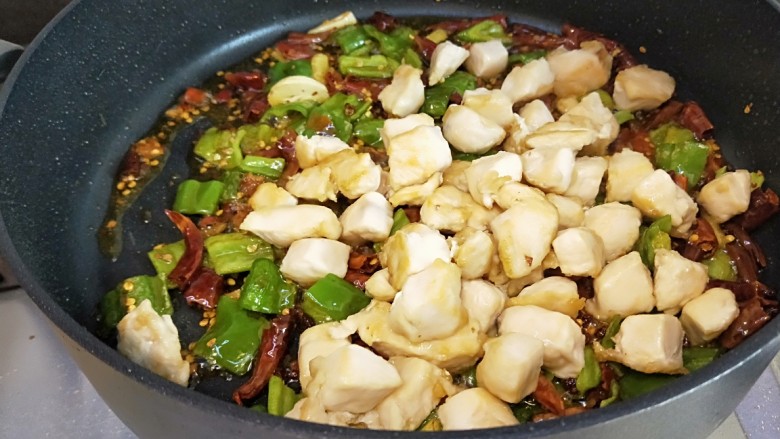 麻辣鸡丁,倒入鸡丁，<a style='color:red;display:inline-block;' href='/shicai/ 3729'>白糖</a>，炒均匀。
