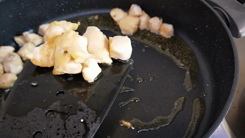 麻辣鸡丁,炒均匀即可成出。