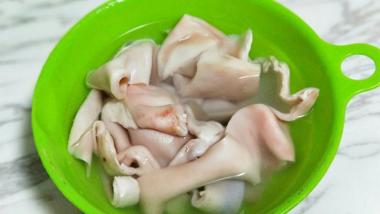 记忆中的年味儿~东北特色肉皮冻,温水清洗好干净。