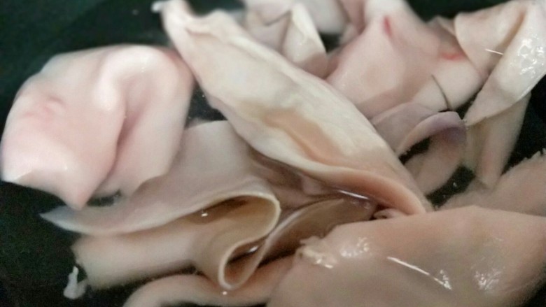 记忆中的年味儿~东北特色肉皮冻,之后焯水,冷水入锅。