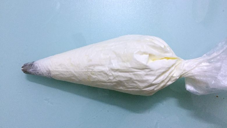 蛋糕盒子,裱花袋中装入裱花嘴,再把奶油装入裱花袋中