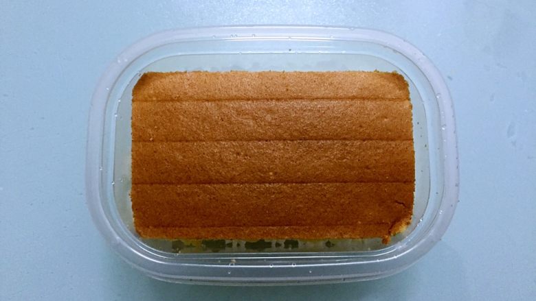 蛋糕盒子,再铺上蛋糕片