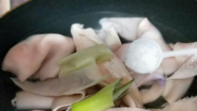 记忆中的年味儿~东北特色肉皮冻,加入盐。