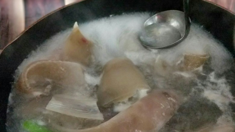 记忆中的年味儿~东北特色肉皮冻,大火烧开,撇出浮末。煮2分钟捞出,又冷水冲洗。
