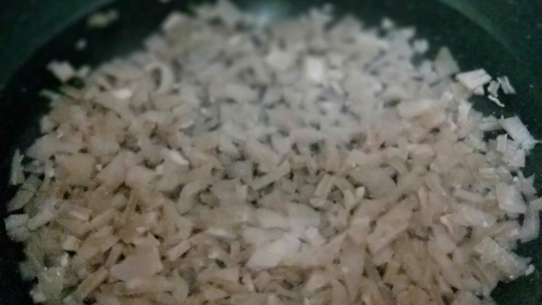 记忆中的年味儿~东北特色肉皮冻,将切好的肉皮丁再次用冷水冲洗两遍,放入锅中,加入水。
