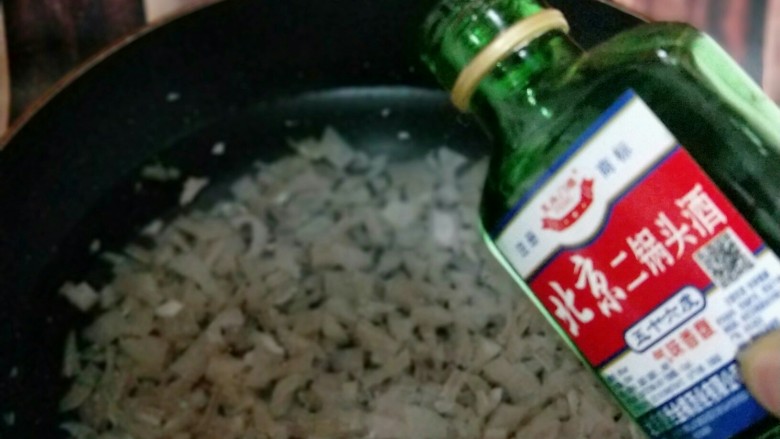 记忆中的年味儿~东北特色肉皮冻,加入<a style='color:red;display:inline-block;' href='/shicai/ 900'>白酒</a>,大火烧开,转小火慢熬,约1小时20分钟。 可以用筷子沾点液体,用手指捏一下,如果有粘手的感觉,那么就是可以了。