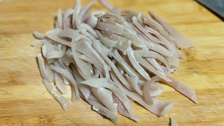 记忆中的年味儿~东北特色肉皮冻,再将肉皮切丝,之后再切肉皮丁。