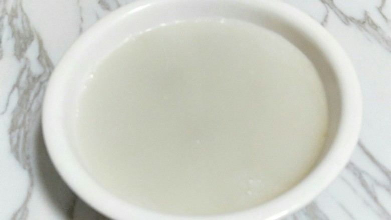 记忆中的年味儿~东北特色肉皮冻,熬好的肉皮冻放入器具中,待彻底冷,凝固。