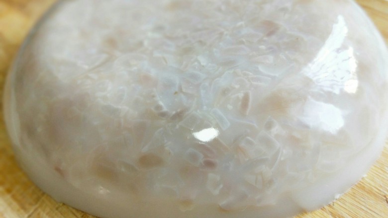 记忆中的年味儿~东北特色肉皮冻,凝固的肉皮冻,倒扣出来。切片,切块都可以,根据个人喜欢。