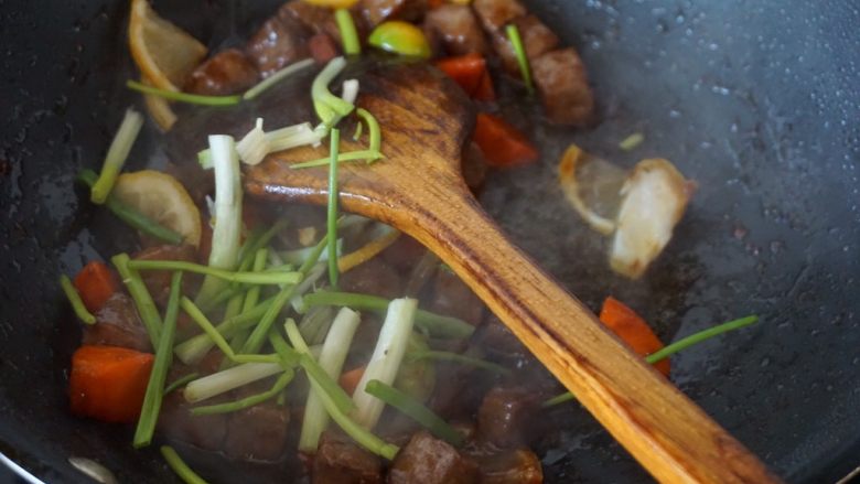 果味牛肉粒,加入葱段炒匀