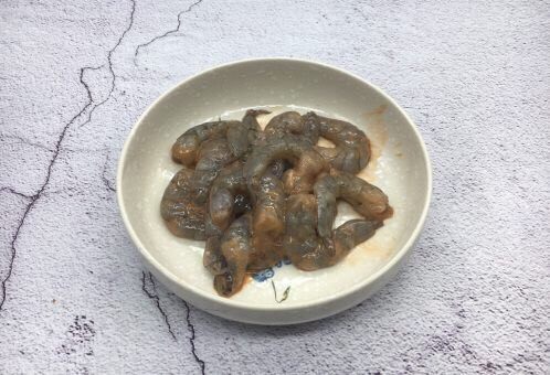 做年货 家宴小炒 爆汁虾仁冬笋,剥去虾头和虾壳，挑出虾线。