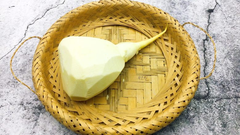 做年货 家宴小炒 爆汁虾仁冬笋,再削去表面的硬皮。