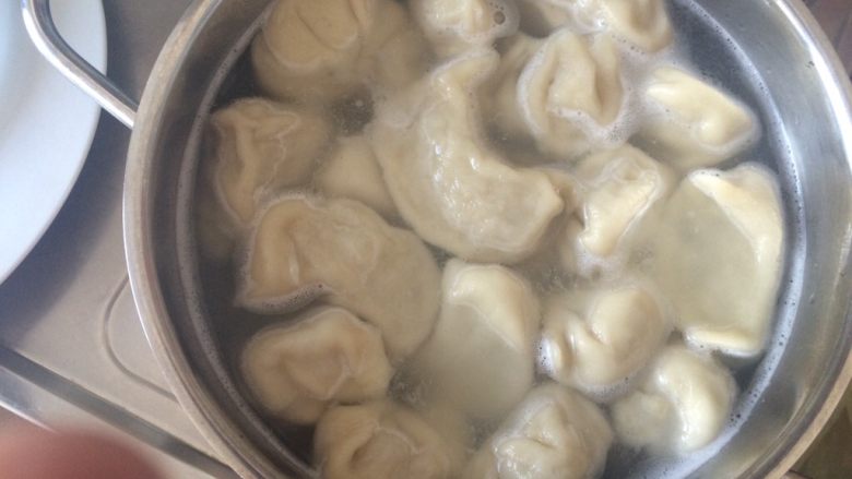 牛肉香菇玉米水饺,包好的饺子煮8分钟左右(中间加三次凉水),即可出锅。