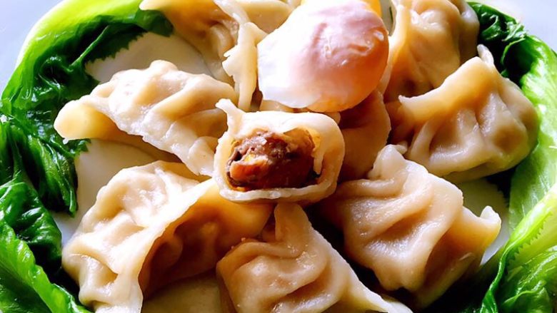 牛肉香菇玉米水饺,完成,分离出的蛋黄可直接下锅煮熟。