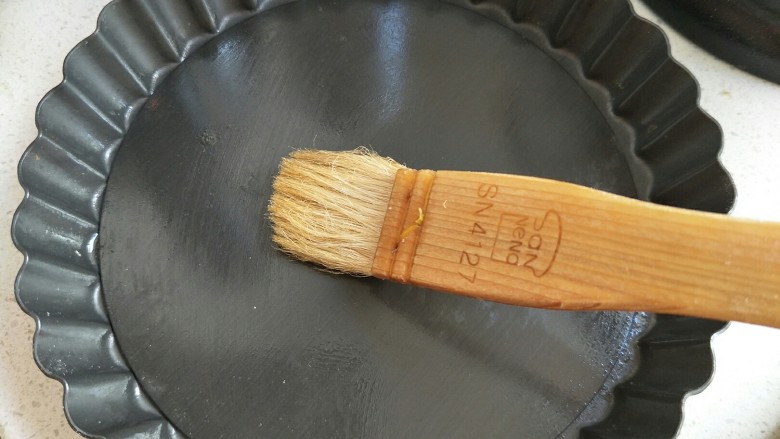 金钱小面包,模具刷油(派的模具)
