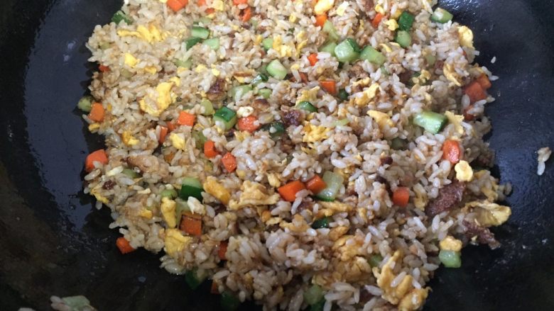 狮子头蛋炒饭,翻炒片刻,加入食盐,让所有的食物入味,最好能让你的米饭在锅里跳舞会更香哦