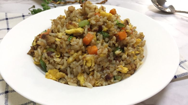 狮子头蛋炒饭,装盘盛出,我可以次掉满满这一盘😄😄😋🙈🙈