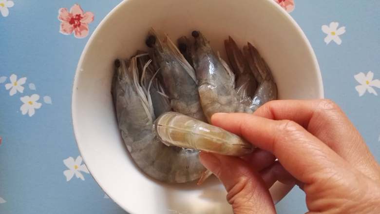 剁椒粉丝蒸虾,虾洗净后去刺,开背去虾肠备用。