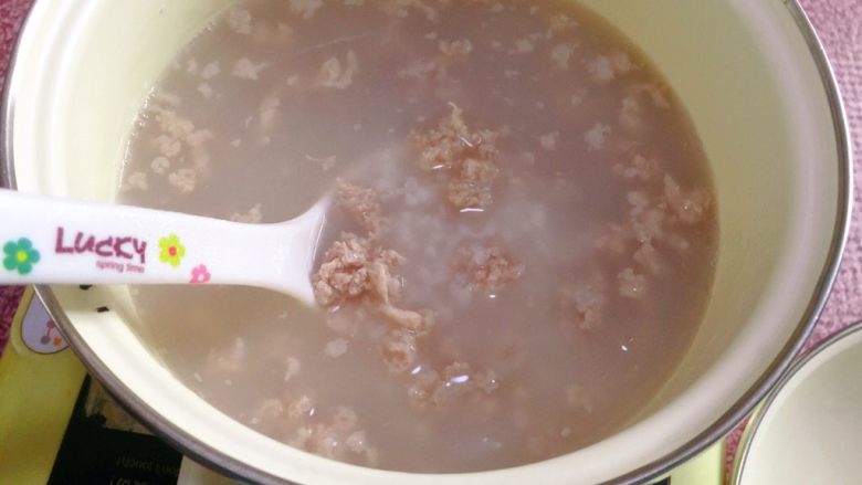 鲜虾粥,开大火,一边煮一边搅散。
