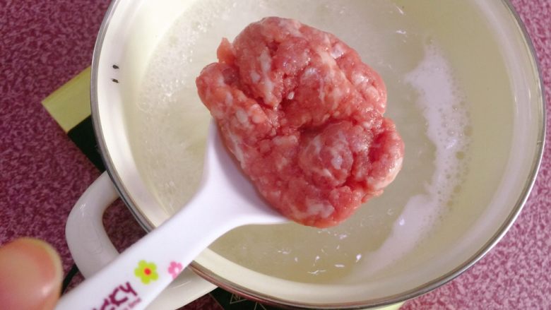 鲜虾粥,加入肉碎。