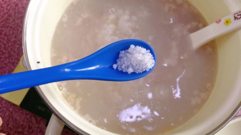 鲜虾粥,按口味调入盐。