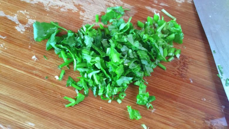 鲜虾粥,芹菜香菜切小丁。