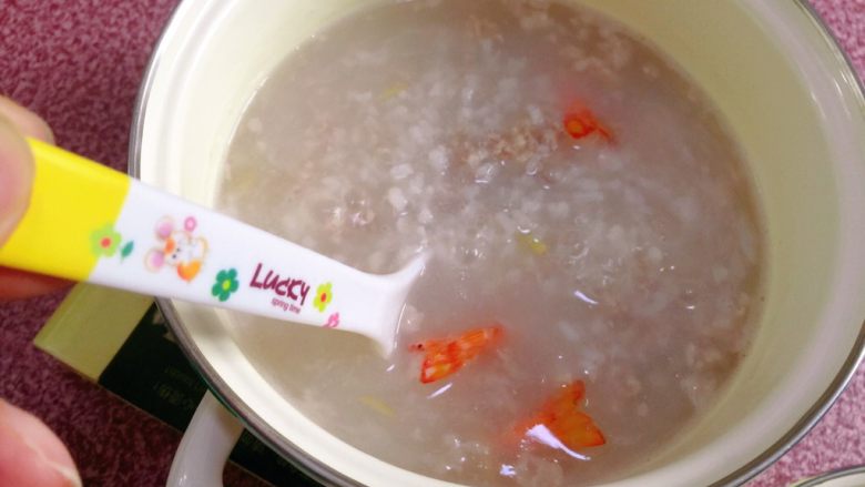 鲜虾粥,煮开的状态边煮边搅,虾熟就好。