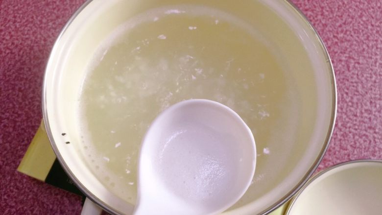鲜虾粥,煮开捞掉些许浮沫。中火继续煮。