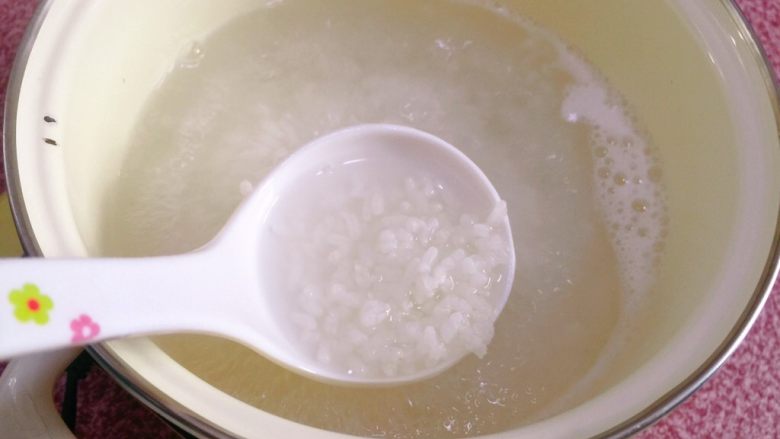 鲜虾粥,煮至米粒爆开。