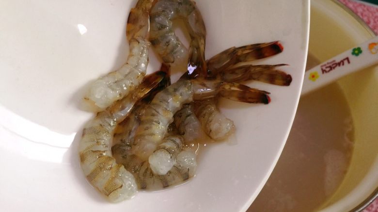 鲜虾粥,加入虾。