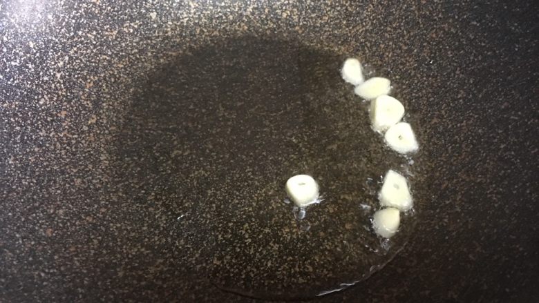 虾仁西兰花,冷锅热油，蒜头爆香