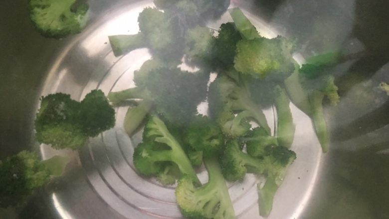 虾仁西兰花,西兰花烫过后记得过凉水哦