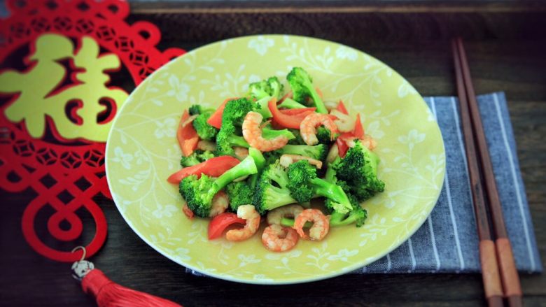 虾仁西兰花,食材都是处理过，基本都熟了，炒制过程快速完成，装盘即可食用