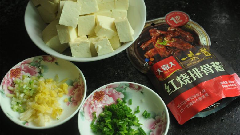 红烧豆腐,<a style='color:red;display:inline-block;' href='/shicai/ 465'>豆腐</a>切成1.5厘米左右的正方形小块,葱姜蒜都切成丁