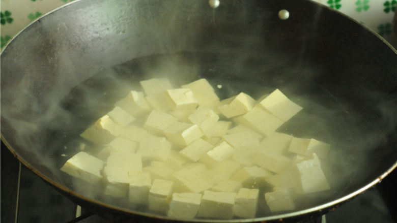 红烧豆腐,烧开一锅水,将豆腐丁倒进去汆烫