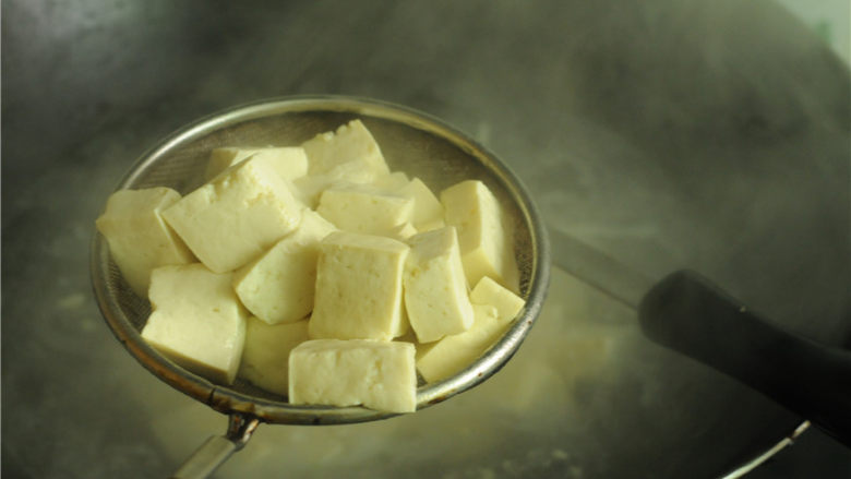 红烧豆腐,捞出,沥干水