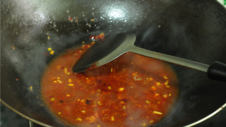 红烧豆腐,加入半碗清水、<a style='color:red;display:inline-block;' href='/shicai/ 692'>酱油</a>